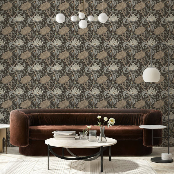 Engraved-look wallpaper with interlaced stems and palmettes, creating a rhythmic pattern ideal for traditional bedrooms or living rooms. Self-adhesive and eco-friendly.