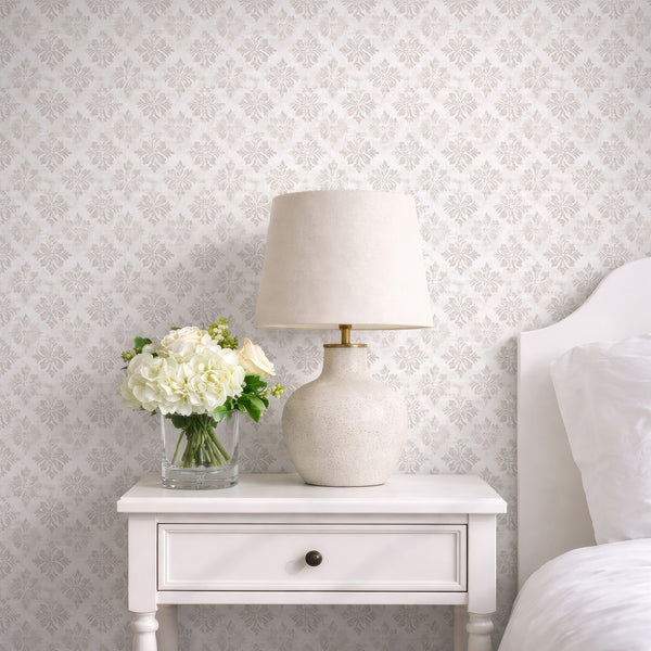Soft beige floral damask wallpaper, perfect for creating a relaxed yet elegant atmosphere in modern farmhouse or traditional interiors. The removable and temporary wallpaper features diamond-arranged patterns and a gently aged look, suitable for accent walls in bedrooms or cozy living spaces.