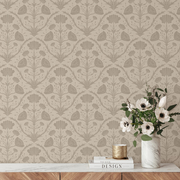 Simplified floral wallpaper in taupe and beige, creating a soft, vintage atmosphere for a dining room or bedroom. The removable, eco-friendly design is ideal for decorators and designers seeking a temporary yet elegant decor update.