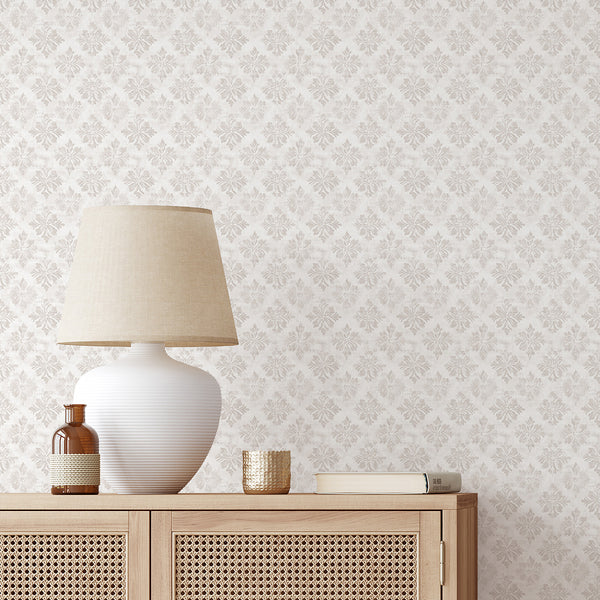 Elegant beige floral damask wallpaper with diamond arrangement and leaf motifs, set against an off-white background. This pre-pasted wallpaper provides a traditional touch to entryways and hallways, with its eco-friendly materials and easy application, making it an ideal choice for designers and decorators.